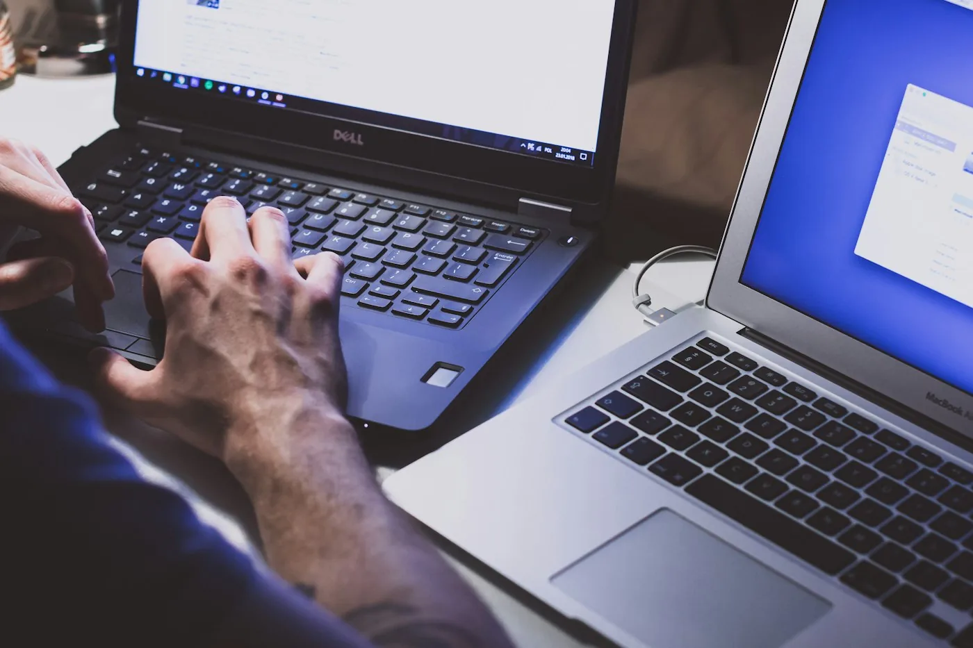 Portátil numa mesa de trabalho, evocando preparação de ficheiros técnicos