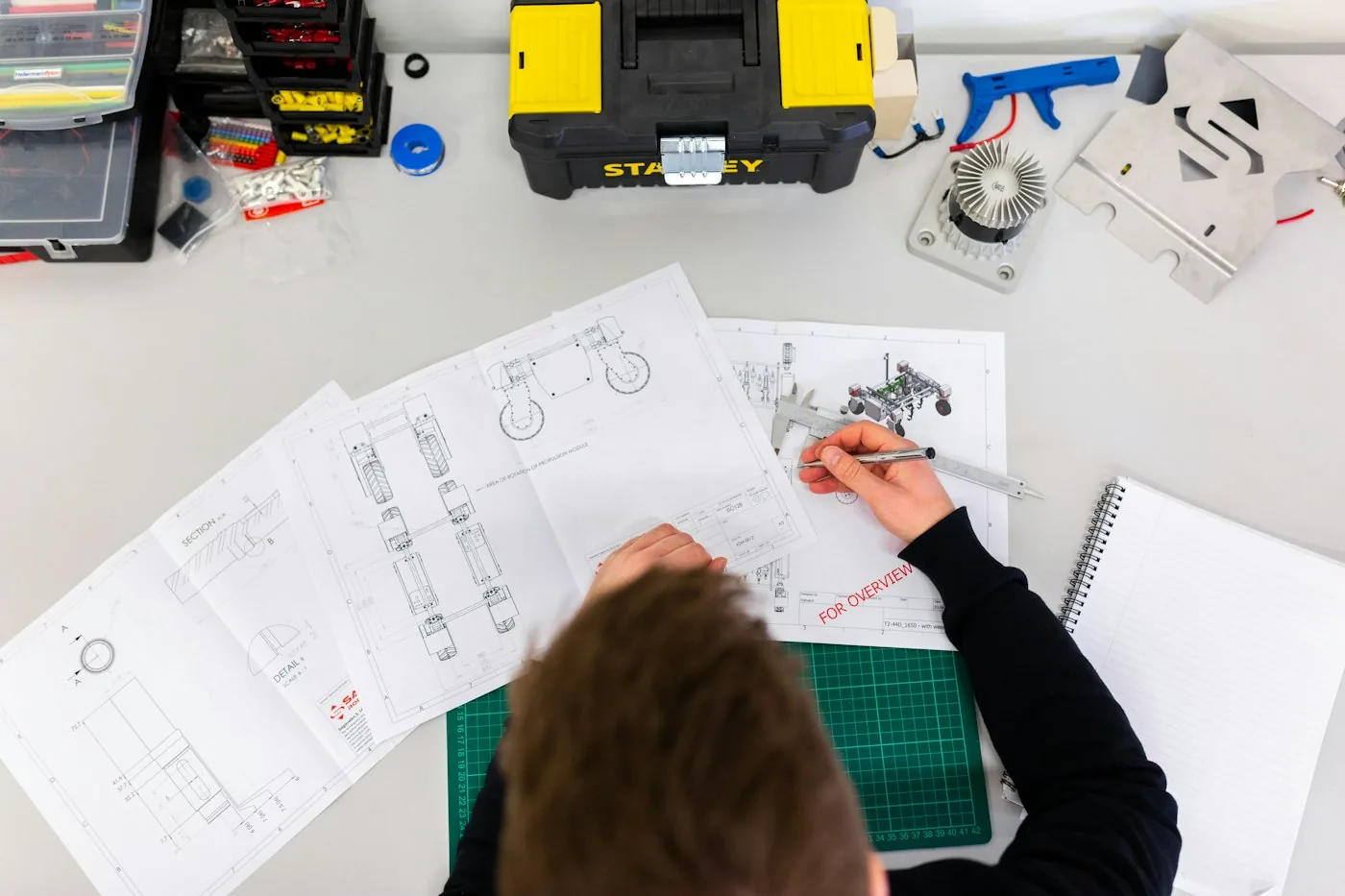 Engenheiro ou técnico num posto de trabalho com equipamento digital