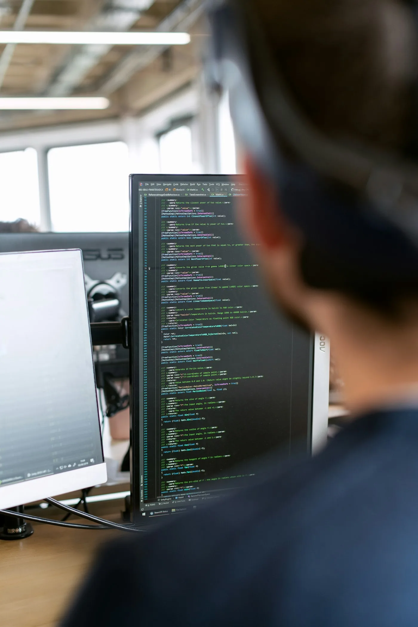 Pessoa a trabalhar num computador portátil em ambiente técnico